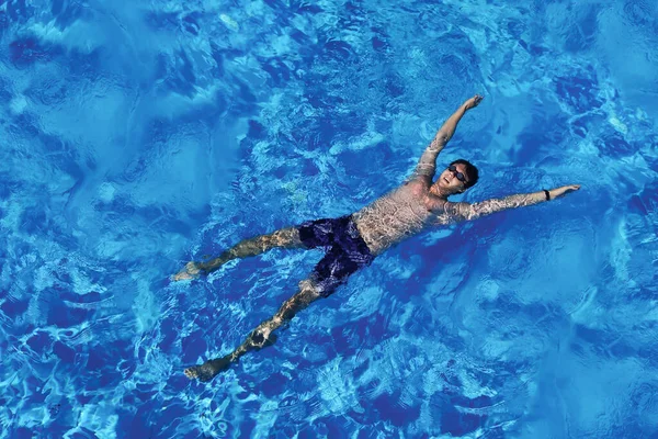 Man Lies Sea Water Relaxation Pool Closed Eyes Enjoying Suntan — Stock Photo, Image