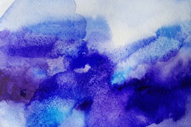 Soyut mavi ve lacivert suluboya arka plan ve suluboya kağıt dokusu. Koyu renk boyası taşar ve kabarık çizimler.