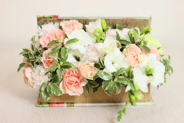 Цветочная Коробка Белой Фризией Персиковые Розы Светло Зеленые Пушистый Цветочный — стоковое фото