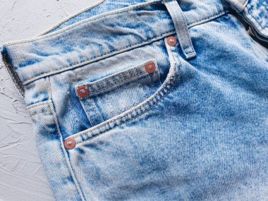 Beton gri arka planda mavi kot pantolon var. Denim. Düz yatıyordu