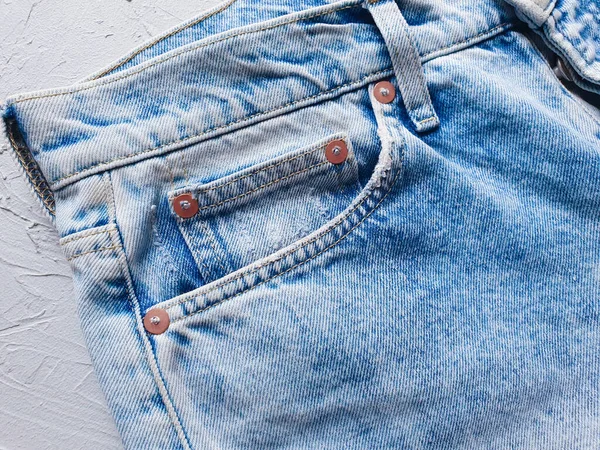 Jeans Bleu Est Sur Fond Gris Béton Denim Pose Plate — Photo
