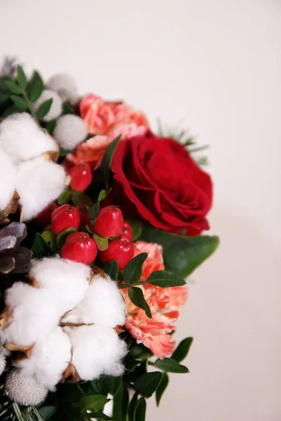 Букет Красных Роз Ватных Шариков Шишек Ели Других Цветов Кучка — стоковое фото