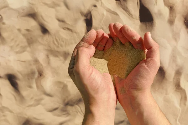 Руки Людини Піском Чоловік Тримає Пісок Золотий Пісок Фоні Концепція — стокове фото