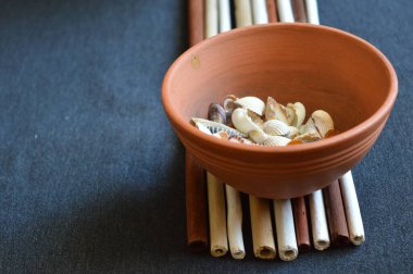 Siyah bir masaya renk yapışır