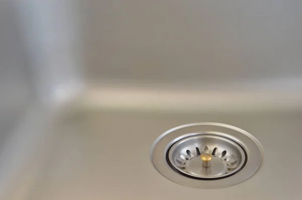 Temiz metal lavabo ve paslanmaz çelik