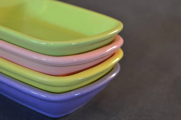 Renkli plastik kaseler yığını