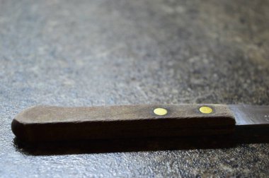 Bıçak damalı kumaşın üzerinde duruyor.