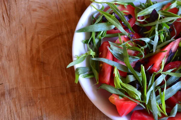 Tahtada domates, peynir ve tarhun salatası.
