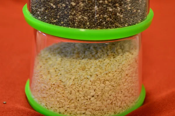 susam tohumları ve chia tohumları