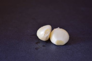 Siyah arka planda sarımsaklar