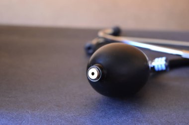 Siyah arkaplandaki basınç ölçme aygıtı