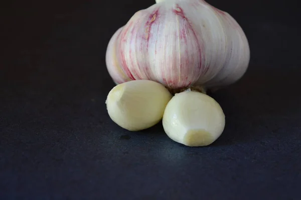 Knoblauch Auf Schwarzem Hintergrund — Stockfoto