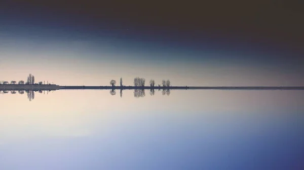 Herrliche Dämmerung Der Nähe Des Flusses Mit Spiegelglattem Wasser — Stockfoto