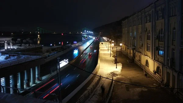 Gece şehir trafiğinin bulanık görüntüsü