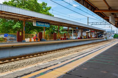 Jakarta, Endonezya - CIRCA Nisan 2020: Batı Jakarta 'daki boş Taman Kota banliyö hattı tren istasyonu. Hükümet, insanlara covid-19 'un yayılmasını azaltmak için evden çalışmalarını tavsiye etti..