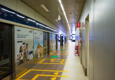 Jakarta, Endonezya - 3 Nisan 2020: Merkezi Jakarta 'daki boş / terk edilmiş MRT istasyonu. Hükümet insanları covid-19 salgınının yayılmasını azaltmak için evden çalışmaya çağırıyor..