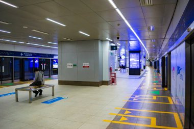 Jakarta, Endonezya - 3 Nisan 2020: Merkezi Jakarta 'daki boş / terk edilmiş MRT istasyonu. Hükümet insanları covid-19 salgınının yayılmasını azaltmak için evden çalışmaya çağırıyor..