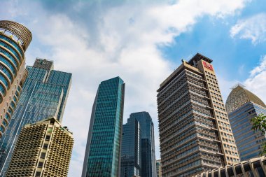 Jakarta, Endonezya - 3 Nisan 2020: Sudirman 'daki binalar, Jakarta' nın merkez ticaret bölgesi. Bankalar, sigorta ve maliye bakanlığı var..