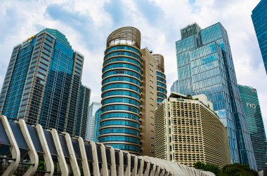 Jakarta, Endonezya - 3 Nisan 2020: Sudirman 'daki binalar, Jakarta' nın merkez ticaret bölgesi. Bankalar, sigorta ve maliye bakanlığı var. Ön planda yaya köprüsü.