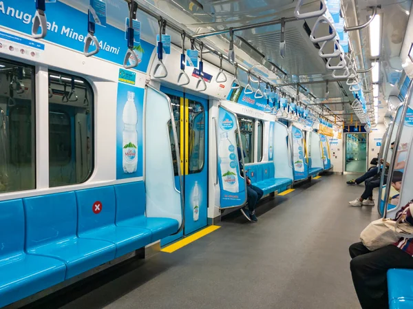 Jakarta, Endonezya - 3 Nisan 2020: Jakarta 'da terk edilmiş / boş MRT arabası. İnsanlar covid-19 salgınından dolayı ya evde çalışıyor ya da evde kalıyorlar..