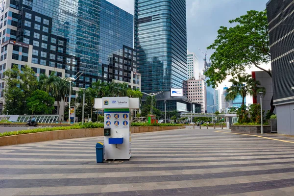 Jakarta, Endonezya - 3 Nisan 2020: Merkez Jakarta, Endonezya 'da taşınabilir lavabo. El yıkama sıklıkla covid-19 salgınını azaltmanın bir yoludur..