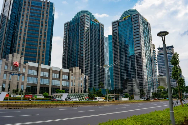Jakarta, Endonezya - 3 Nisan 2020: Jakarta 'daki Sudirman Caddesi, Merkezi İş Bölgesi. Corona virüsü salgını yüzünden sokaklar bomboş..