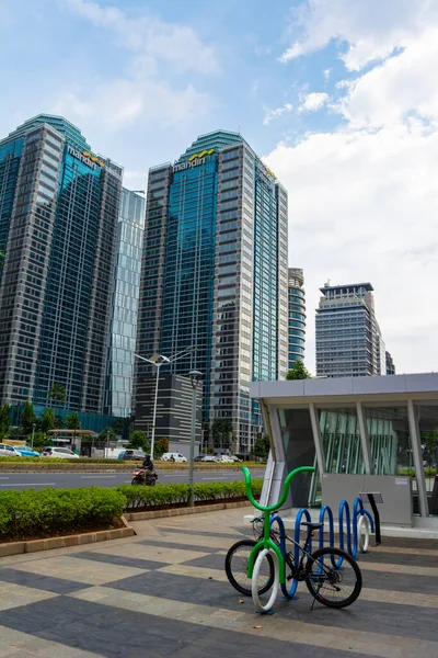 Jakarta, Endonezya - 3 Nisan 2020: Jakarta 'daki Sudirman Caddesi, Merkezi İş Bölgesi. Ön planda bisiklet ve kapalı bir MRT girişi var..