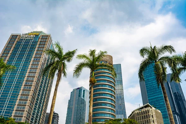 Jakarta, Endonezya - 3 Nisan 2020: Sudirman 'daki binalar, Jakarta' nın merkez ticaret bölgesi. Bankalar, sigorta ve maliye bakanlığı var..