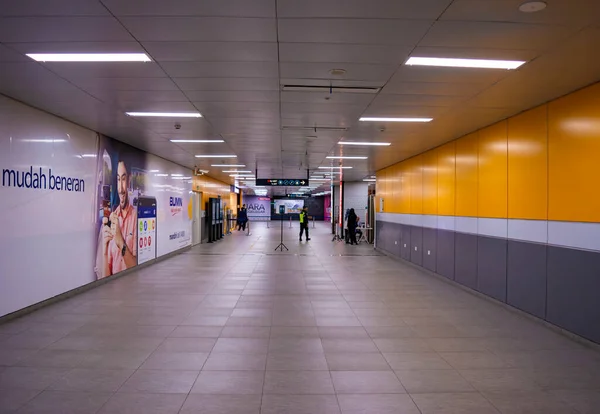 Jakarta, Endonezya - 3 Nisan 2020: Merkezi Jakarta 'daki boş / terk edilmiş MRT istasyonu. Hükümet insanları covid-19 salgınının yayılmasını azaltmak için evden çalışmaya çağırıyor..