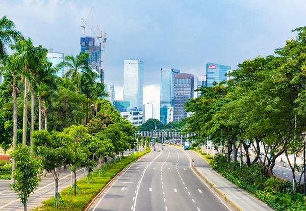 Jakarta, Endonezya - 3 Nisan 2020: Merkez Jakarta 'da boş / terk edilmiş Sudirman Caddesi. Hükümet insanları covid-19 salgınının yayılmasını azaltmak için evden çalışmaya çağırıyor..