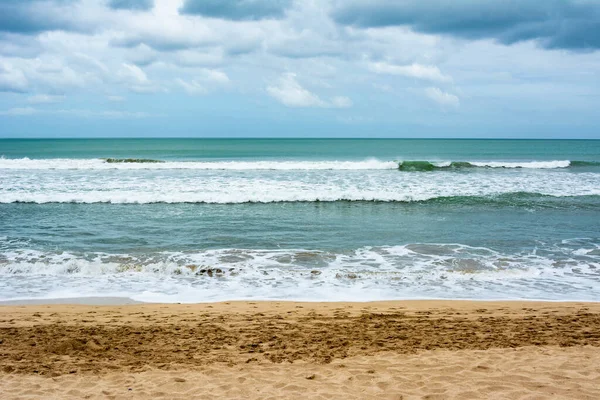 Badung Regency, Bali, Endonezya 'daki boş ya da terk edilmiş Kuta Sahili. Hükümet insanları covid-19 salgınının yayılmasını azaltmak için evlerinde kalmaları yönünde teşvik ediyor. Turizm bu salgınla sarsıldı..
