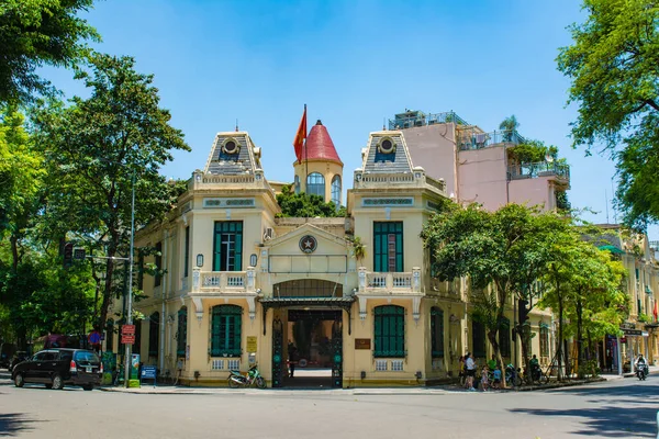 Hanoi, Vietnam - CIRCA Şubat 2020: Korona virüsü salgını korkusuyla Hanoi 'de terk edilmiş / boş sokaklar. WHO, sosyal mesafeyi azaltmak veya evde kalmayı öneriyor 