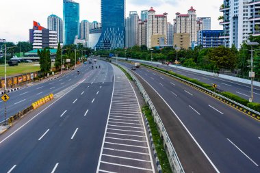Jakarta, Endonezya - 3 Mayıs 2020: Batı Jakarta 'da boş ya da terk edilmiş Letjen S. Parman Caddesi. İnsanlar covid-19 'dan kaçınmak için evden çalışıyor..