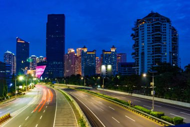 Jakarta, Endonezya - 3 Mayıs 2020: Batı Jakarta 'da boş ya da terk edilmiş Letjen S. Parman Caddesi. İnsanlar covid-19 'dan kaçınmak için evden çalışıyor..