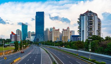 Jakarta, Endonezya - 3 Mayıs 2020: Batı Jakarta 'da boş ya da terk edilmiş Letjen S. Parman Caddesi. İnsanlar covid-19 'dan kaçınmak için evden çalışıyor..
