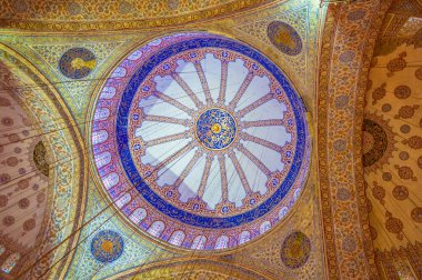 İstanbul, Türkiye 'deki Mavi Cami' nin (Sultan Ahmed Camii) içi.