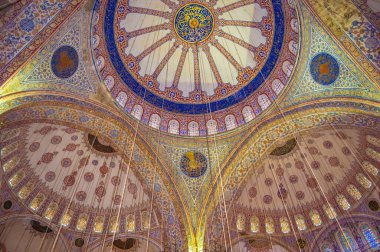 İstanbul, Türkiye 'deki Mavi Cami' nin (Sultan Ahmed Camii) içi.