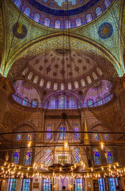 İstanbul, Türkiye 'deki Mavi Cami' nin (Sultan Ahmed Camii) içi.