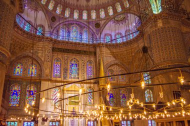 İstanbul, Türkiye 'deki Mavi Cami' nin (Sultan Ahmed Camii) içi.