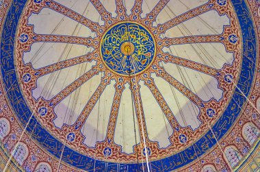 İstanbul, Türkiye 'deki Mavi Cami' nin (Sultan Ahmed Camii) içi.