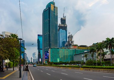 Jakarta, Endonezya - CIRCA Mayıs 2020: Central Jakarta 'daki boş MH Thamrin Caddesi. Halka açık alanlar boş çünkü insanlar covid-19 salgınının yayılmasını azaltmak için evden çalışıyorlar (evde kalıyorlar)..