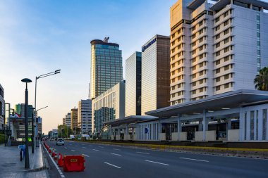 Jakarta, Endonezya - CIRCA Mayıs 2020: Central Jakarta 'daki boş MH Thamrin Caddesi. Halka açık alanlar boş çünkü insanlar covid-19 salgınının yayılmasını azaltmak için evden çalışıyorlar (evde kalıyorlar)..