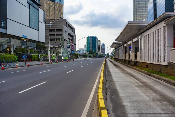 Jakarta, Endonezya - CIRCA Mayıs 2020: Central Jakarta 'daki boş MH Thamrin Caddesi. Halka açık alanlar boş çünkü insanlar covid-19 salgınının yayılmasını azaltmak için evden çalışıyorlar (evde kalıyorlar)..