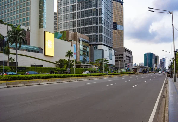 Jakarta, Endonezya - CIRCA Mayıs 2020: Central Jakarta 'daki boş MH Thamrin Caddesi. Halka açık alanlar boş çünkü insanlar covid-19 salgınının yayılmasını azaltmak için evden çalışıyorlar (evde kalıyorlar)..