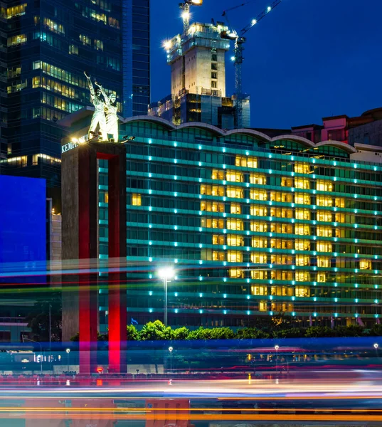 Jakarta, Endonezya - CIRCA Mayıs 2020: Merkez Jakarta, Endonezya 'daki HI Roundabout çevresindeki cadde. Oteldeki lambalar kalp şeklinde açılmış. Cvid-19 kurbanlarına dayanışma olsun diye..