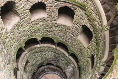 Sintra 'daki doğal parkın ünlü kuyusu, güzel tarihi, yerel