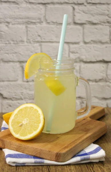 Lemonade Glass Mug Slice Lemon Wooden Board White Blue Cloth — Stock Photo, Image