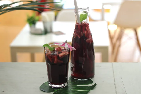 Sangria Vino Tinto Con Fruta Copa Hielo Con Fondo Restaurante —  Fotos de Stock