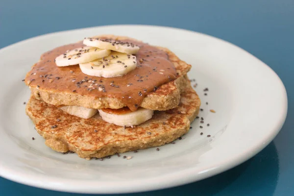 Panqueques Avena Con Mantequilla Maní Plátano Plato Azul Fotos De Stock Sin Royalties Gratis