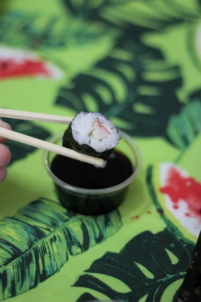 Mão Chopstick Sushi Hossomaki Surimi Vara Tigela Molho Soja Tirar — Fotografia de Stock